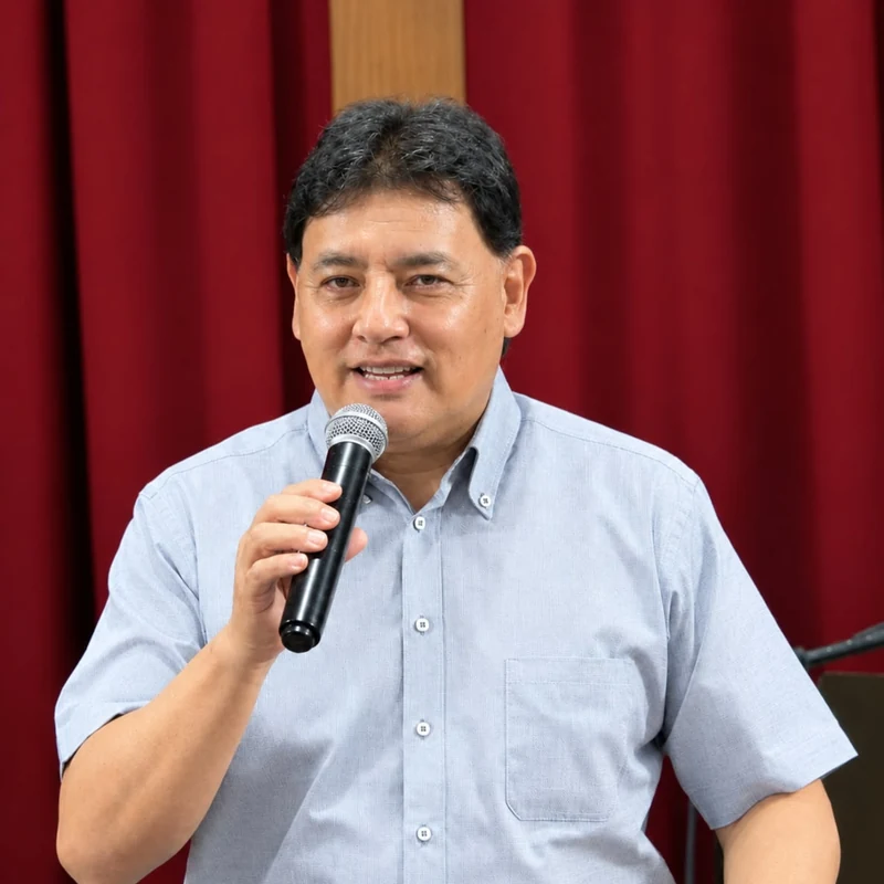 Pastor Fernando Kohata predicando con micrófono