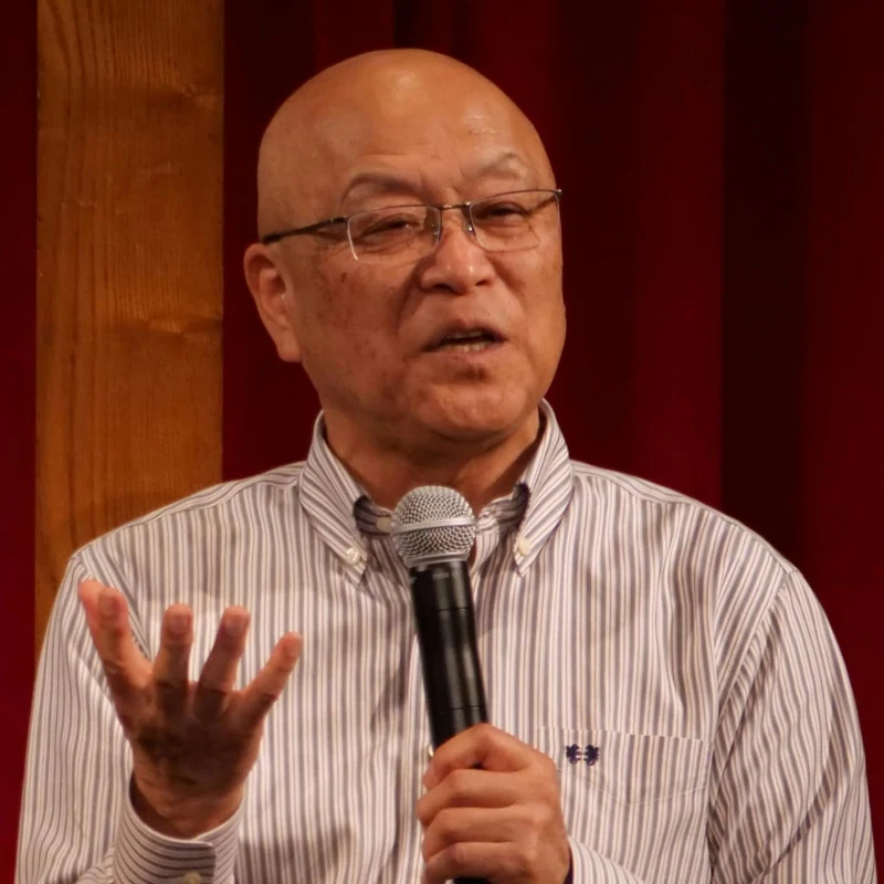 Pastor Jun Takimoto predicando con micrófono